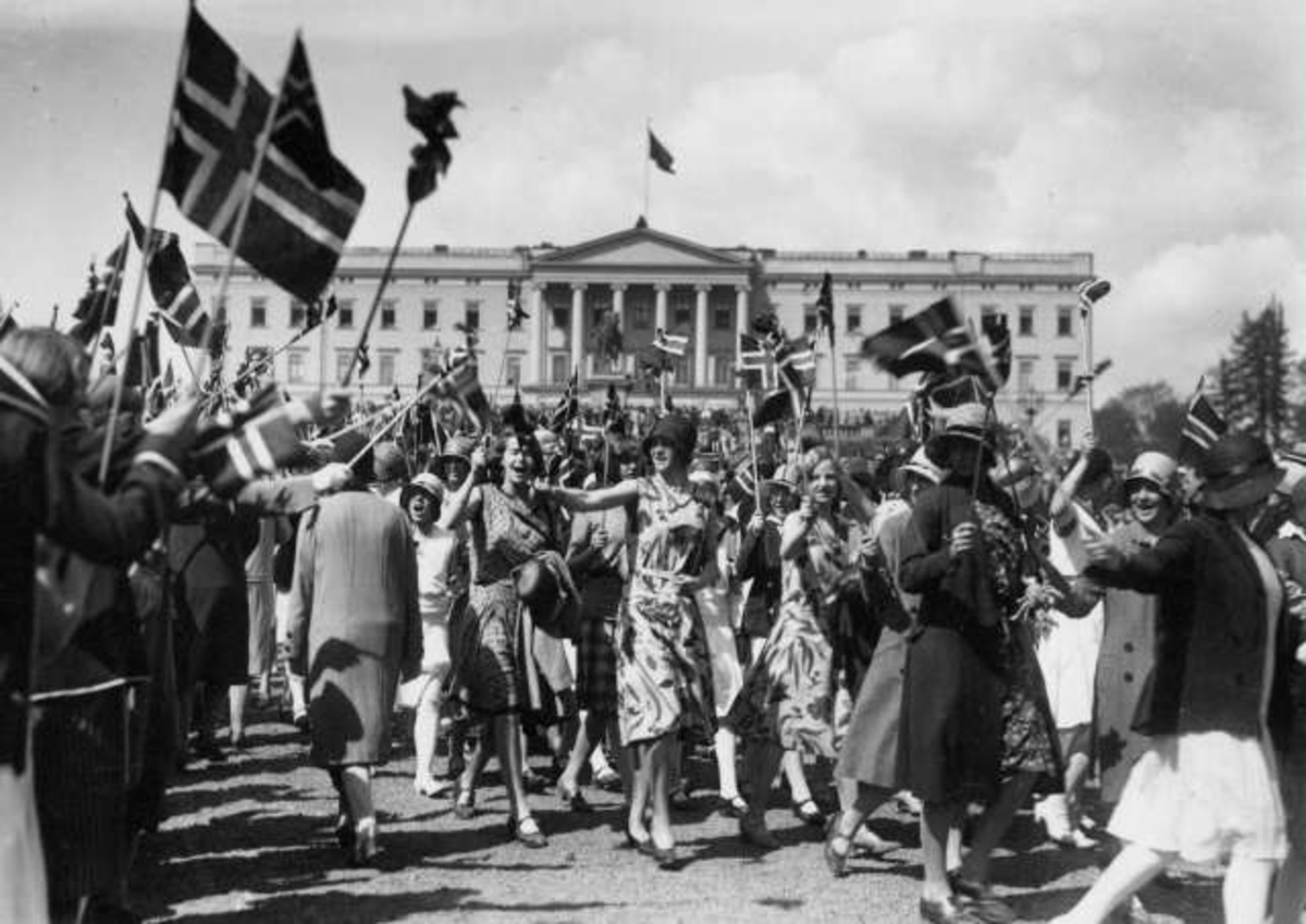 Hermann Christian Neupert, Oslo. 17. mai-tog 1930. Menn og kvinner på vei til og fra Slottet. Bærer flagg.