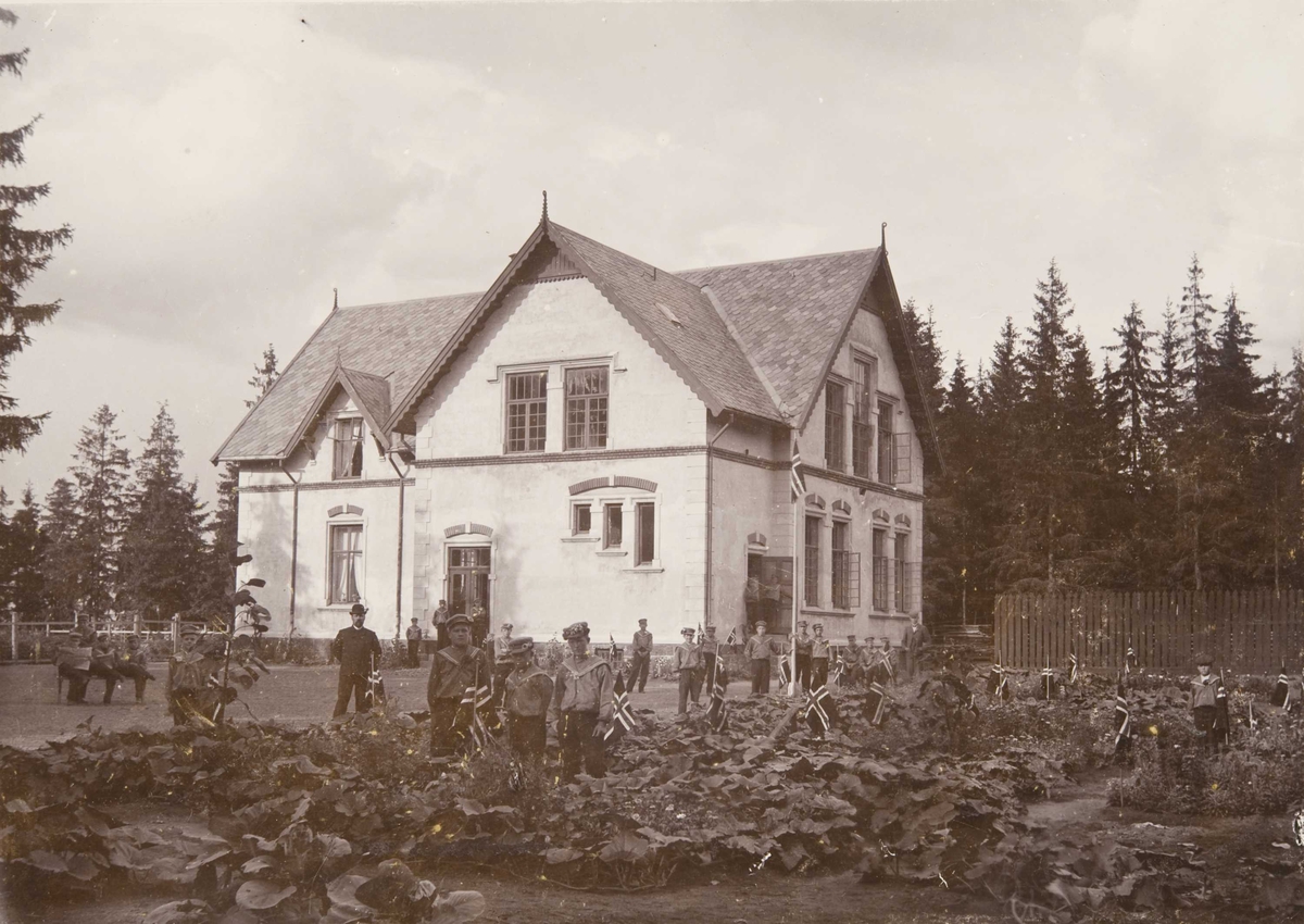 Ukjent, Internatbygningen Granly på Bastøy skolehjem, Bastøya, ca. 1903. Fra 17. mai-feiring på skolehjemmet.