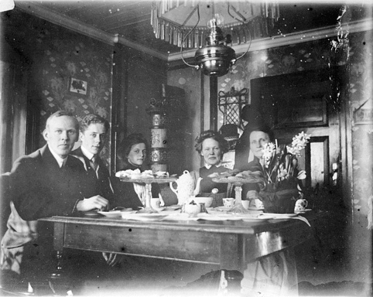 Anno Domkirkeodden, INTERIØR STUE MED GRUPPE 5 VED KAFFEBORD, FRA VENSTRE: JOHS O. JOHANNESSEN JR. , UKJENT, LOVISE JOHANNESSEN, UKJENT OG FRU JOHANNESSEN, STRANDGATA 15