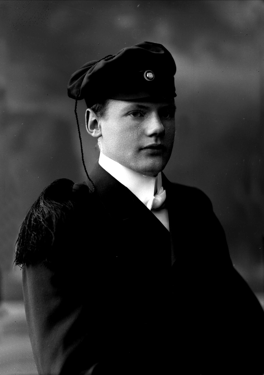 Gustav Borgen, Portrett, mann med studentlue. Knut Strand.