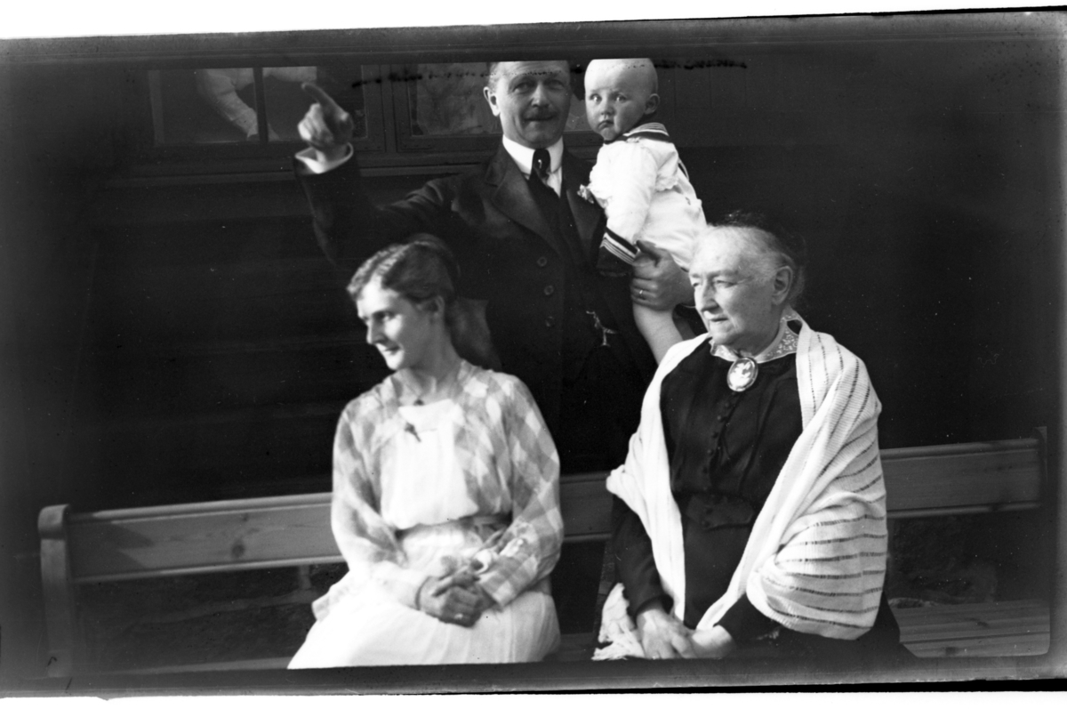 Rolf Sr. Sundt, Julius sitter på armen til sin morfar Julius Thaulow Aubert bak sin mor Hilda Sundt og oldemor Hilda Aubert foran Villa Knyggen. Fotografert 1918.
