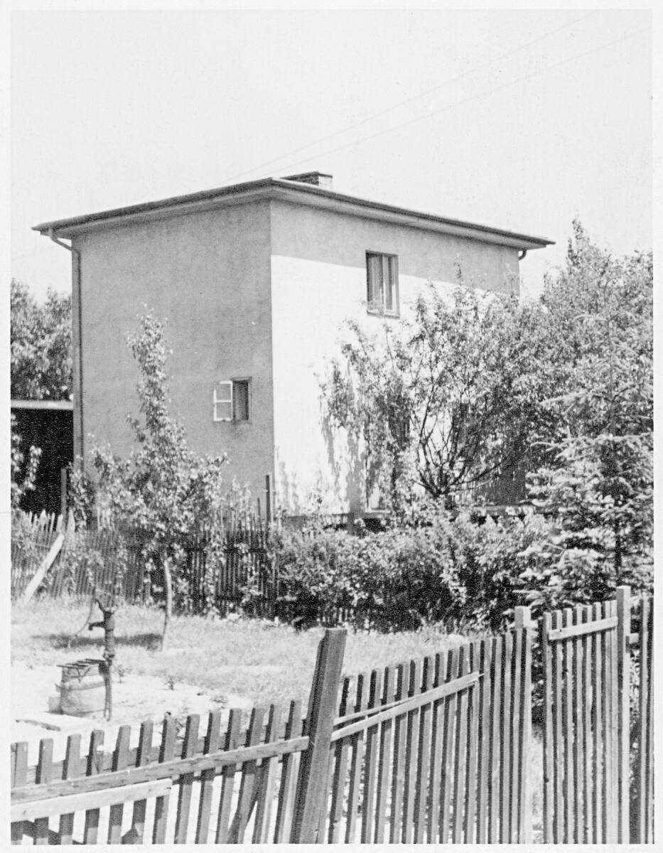 Anonym, Haus Mitzi Schnabl, Wien XXII., Flachsweg 27, Schrägansicht mit Gartenzaun im Vordergrund (scharf)