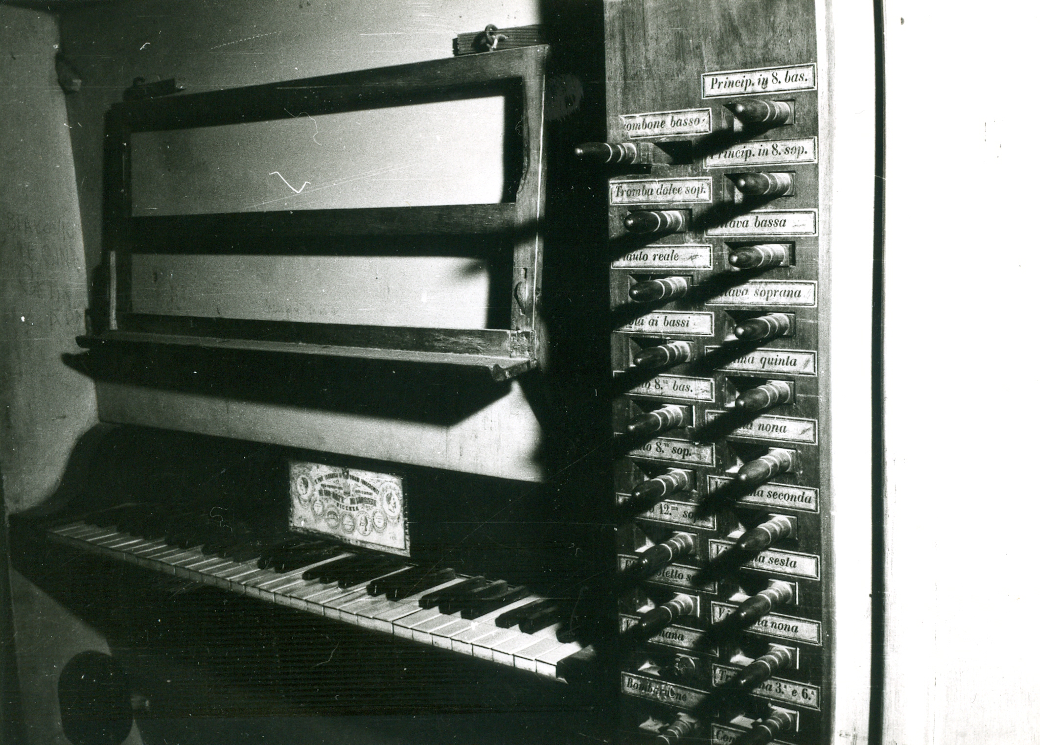 Nino Vranić, Vižinada (Pula) - Župna crkva Sv. Jeronima - Sviraonik - držač partitura, klavijatura, ručice manubrija