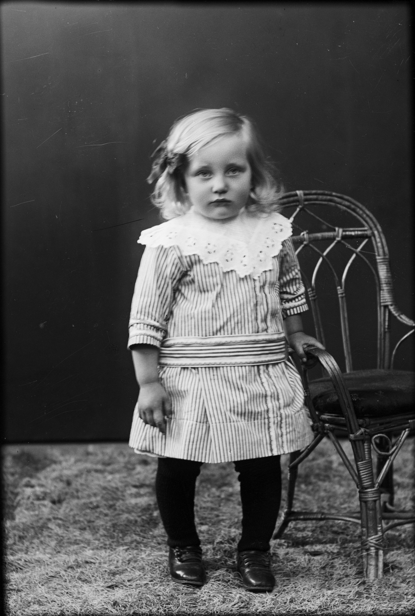 Skötsner-Edhlund, Ateljéporträtt - dotter till Gerd Löf, Väddika, Hökhuvud socken, Uppland