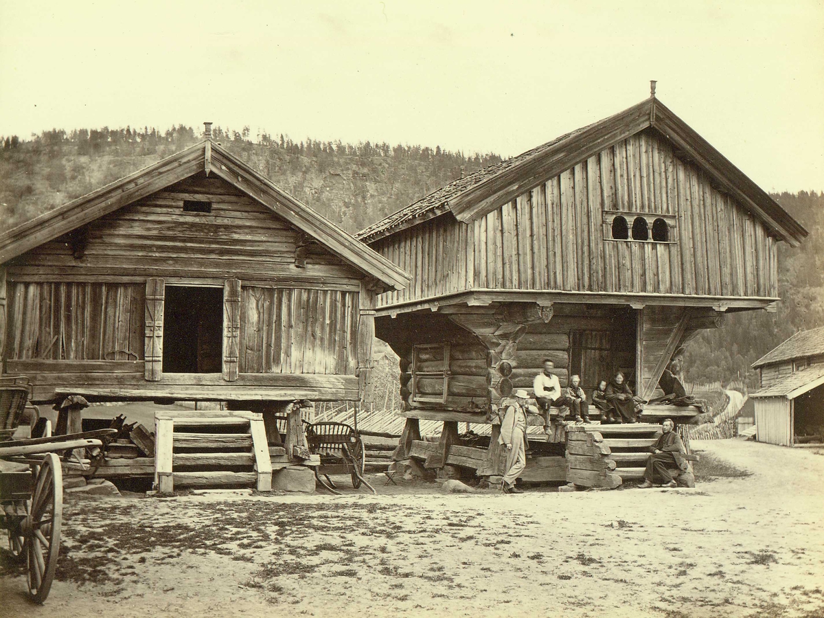 Henry Rosling, Fra gårdstun med ant. loft og stabbur, Semb, Heddal, Notodden, Telemark. Persongruppe. Fra serie norske landskapsfotografier tatt av den engelske fotografen Henry Rosling (1828-1911).