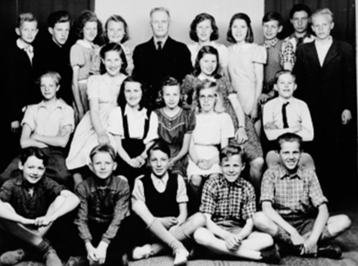 Anno Domkirkeodden, Hamar Folkeskole, Midtbyen skole. Klassse 7 A 1945. 1. rekke f.v. Stein Frogner, Reidar Dalbakk, Steinar Strandvik, Erland Nordsted, Finn Guldahl. 2. rekke f.v. Bjørn Olav Olsen, Gerd Nicolaysen, Else Herberg, Kirsten Gramm, Marit Synnøve Ørbech, bak henne Berit Hansen, Egil Moe. 3. rekke f.v. Alf …