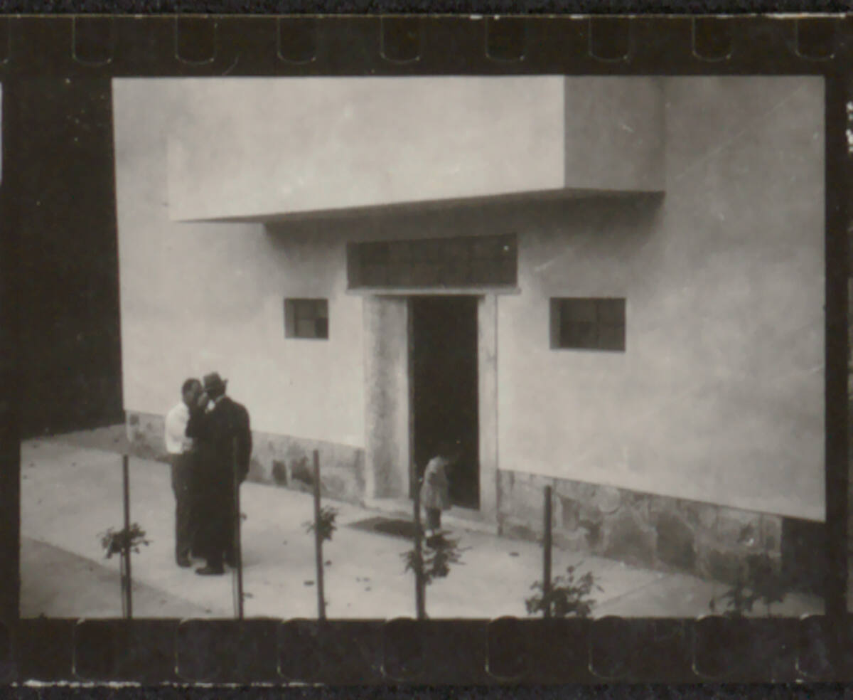 Anonym, Haus Hans und Anny Moller, Wien XVIII., Starkfriedgasse 19, Adolf Loos mit Hans Moller vor dem Haus Moller, rechts Tochter Judith Adler