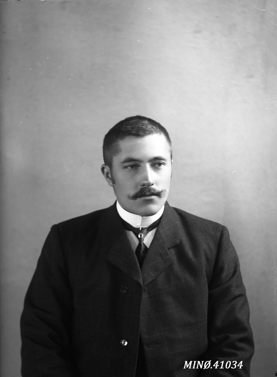 Oscar Holte, Portrett av mann - Ernst Andersen