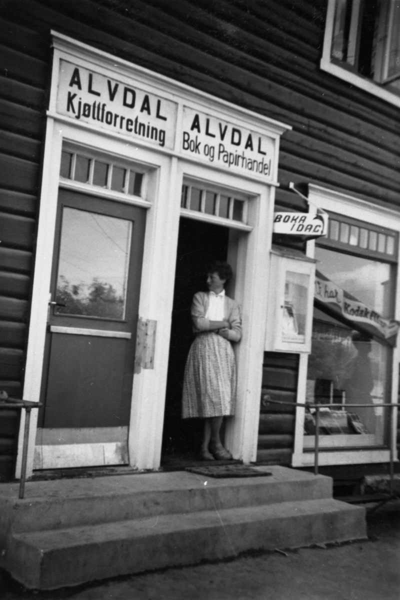 Ukjent, Kvinne i døråpningen til Alvdal Bok- Papirhandel