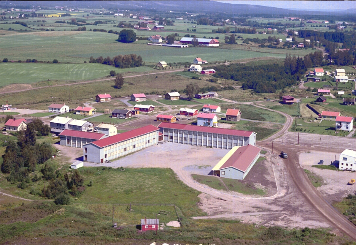 Widerøes Flyveselskap A/S, LØTEN SENTRUM. UNGDOMSKOLE, FLYFOTO.