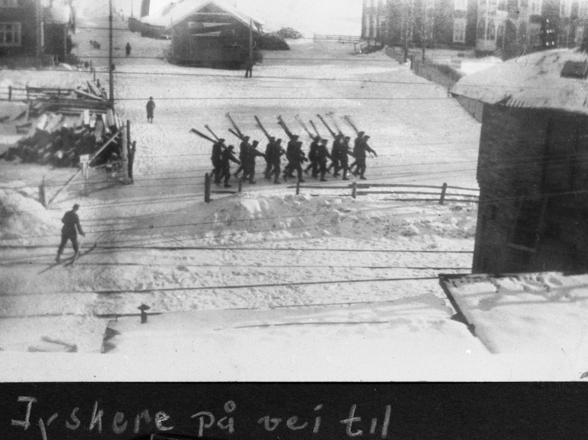 Ukjent, Tyske soldater med ski i marsj over jernbanen på Alvdal