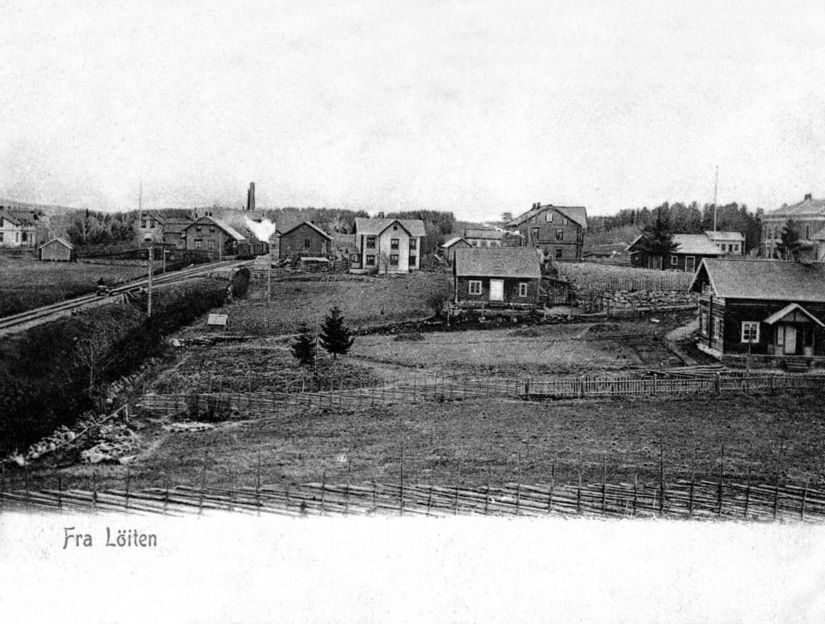 Anno Domkirkeodden, POSTKORT. FRA LØTEN. SENTRUM, CA. 1900-1905, F. V FRYDENBERG, MEIERIET M/ BESTYRERBOLIGEN, JERNBANESTASJONEN, VILLAEN "GRANBERG" SOM SLAKTER BRONKEN EIDE. DER VAR DET OGSÅ EI SLAKTERBU. VIDERE SER VI LINDBERGSTUA OG LINDBERG. BAK LINDBERGSTUA SER VI LØBERG( SENERE LØTEN APOTEK ) LITT FORAN UTHUSENE…