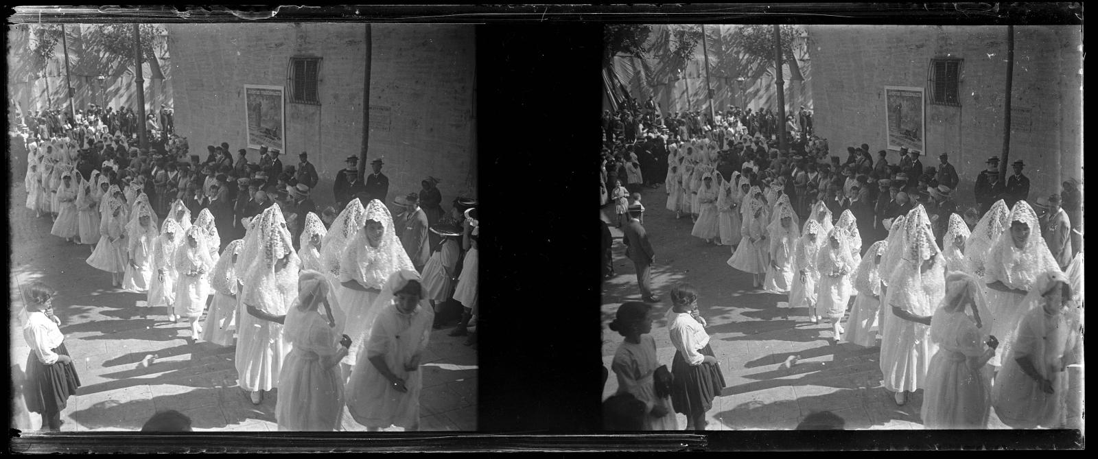 Desconegut, [Festa religiosa a la plaça Major de Sarrià]