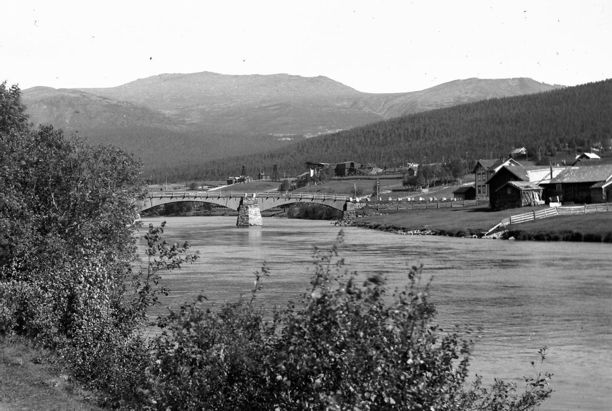 Per K. Lien, Brua og taubanestasjonen i Alvdal.