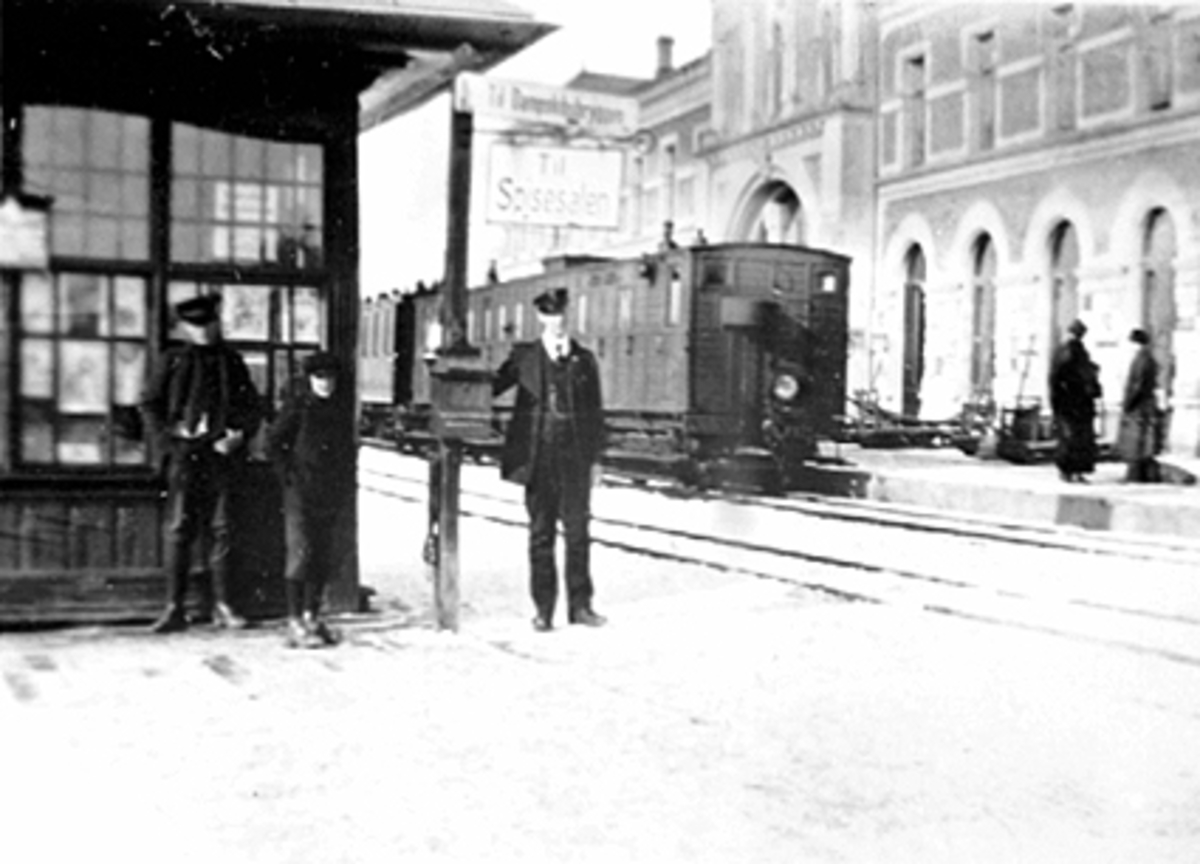 Anno Domkirkeodden, FRA HAMAR STASJON, NARVESENKIOSKEN, PERONG, TOG, FOLK