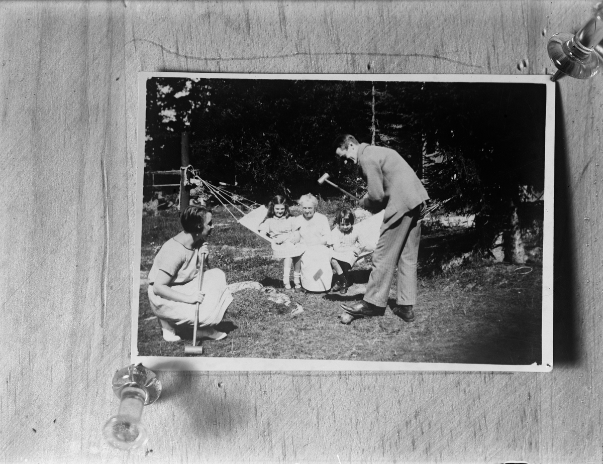 Carl Liljefors, Ingrid, Ulla and Elin Liljefors in the hammock, Erik Forssell and likely Elsa Liljefors, Ryttarbol, Funbo parish, Uppland