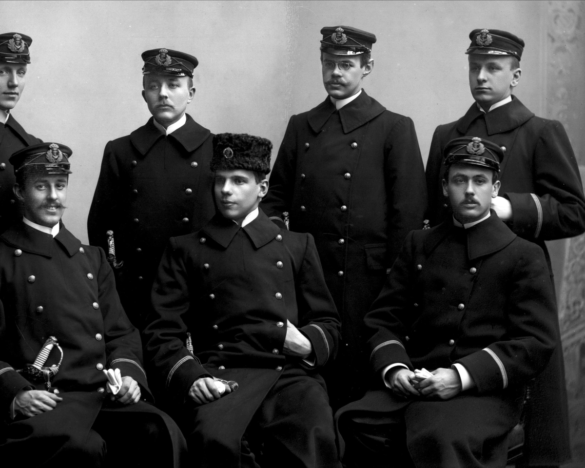 Gustav Borgen, Gruppeportrett, syv offiserer i marineuniform.