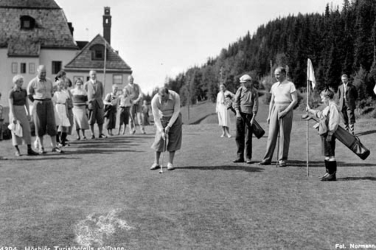 Anno Domkirkeodden, Golfspillere på golfbanen til Høsbjør turisthotell, Furnes, Ringsaker.