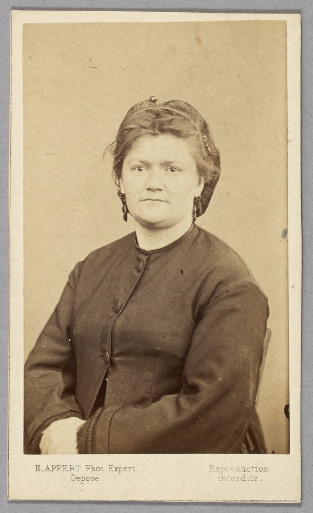 Ernest Charles Appert, Portrait de Landier Rita ou Ritta, pris à la prison des Chantiers à Versailles. Commune de Paris, 1871.