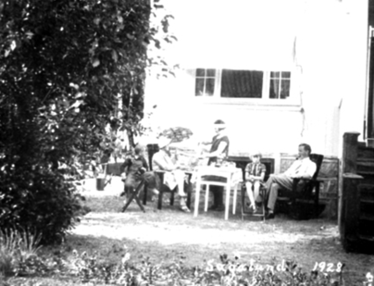 Anno Domkirkeodden, KAFFESERVERING I SOLVEGGEN, FAMILIEN LØKEN, KARL ALF, ALFHILD, UKJENT SKJENKER KAFFE, MARGRETHE OG KARL LØKEN, SAGALUND, ARVESENSVEG 31.