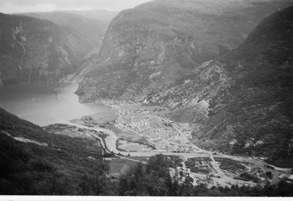 Håkon Prestkværn, Øvre Årdal, Sogn og Fjordane. Fjellandskap med tettbebyggelse.