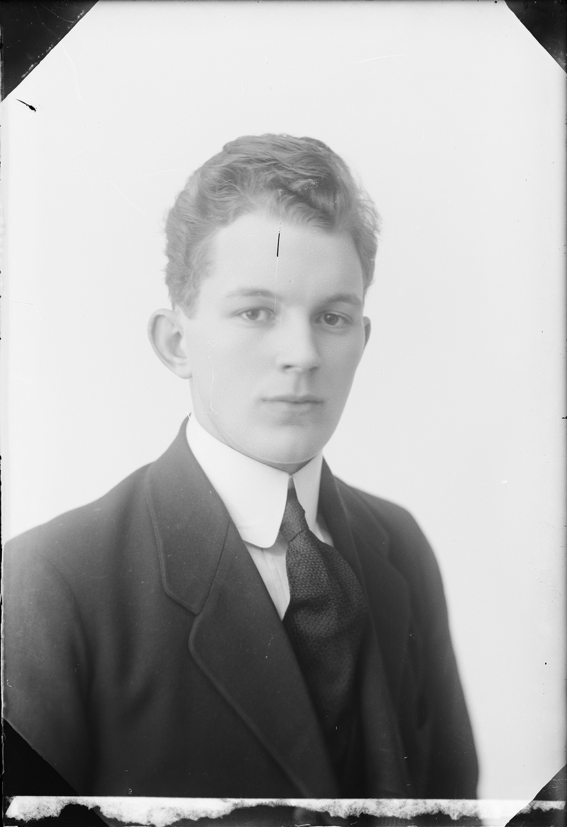 Skötsner-Edhlund, Ateljéporträtt - Bernt Nyberg från Älvsnäs, Börstil socken, Uppland 1922