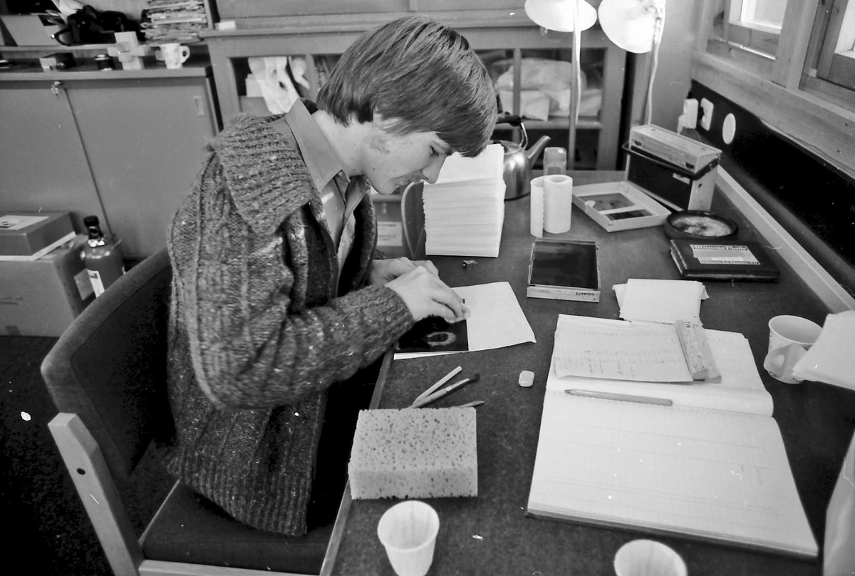 Jan Erik Øvergård, M. Eggen renser glassplatenegativ.