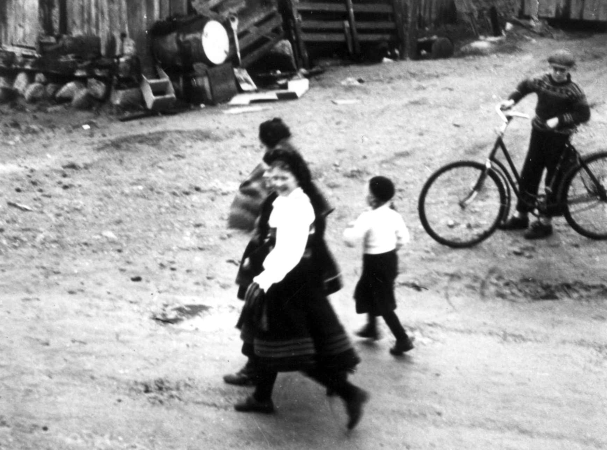 Anna Grostøl, Valle, Aust-Agder 1938. Bededag. Folk på vei til valle kirke en regnværsdag.