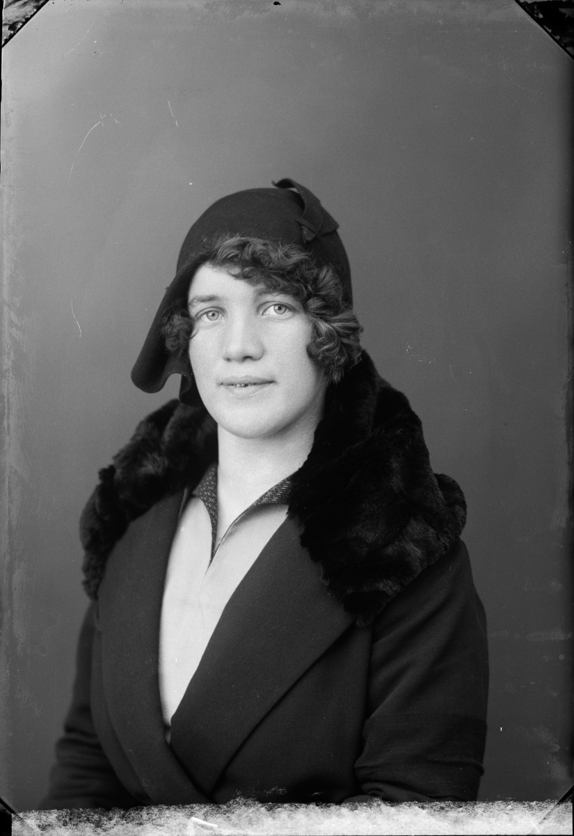 Skötsner-Edhlund, Ateljéporträtt - Signe Jansson från Illersättra, Harg socken, Uppland