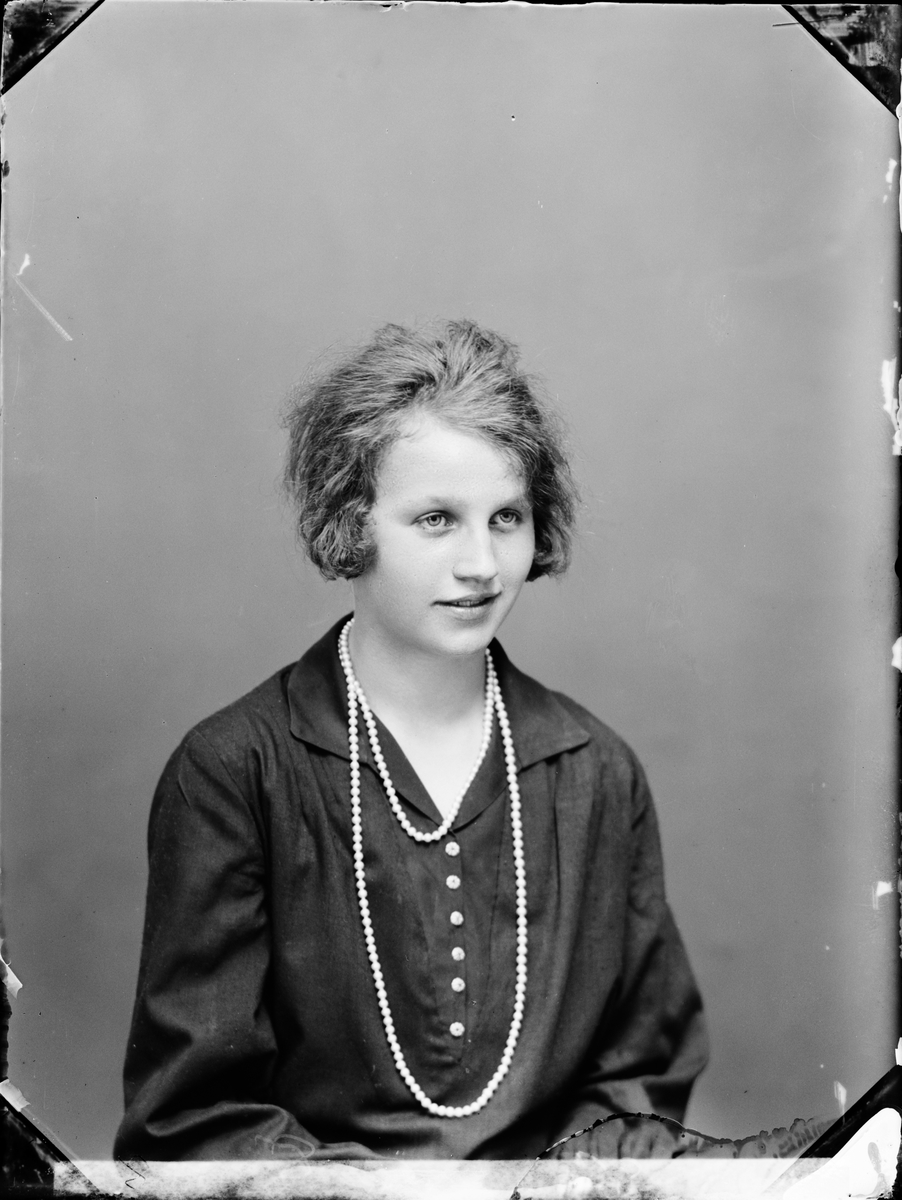 Skötsner-Edhlund, Ateljéporträtt - Greta Mattsson från Malsättra, Uppland