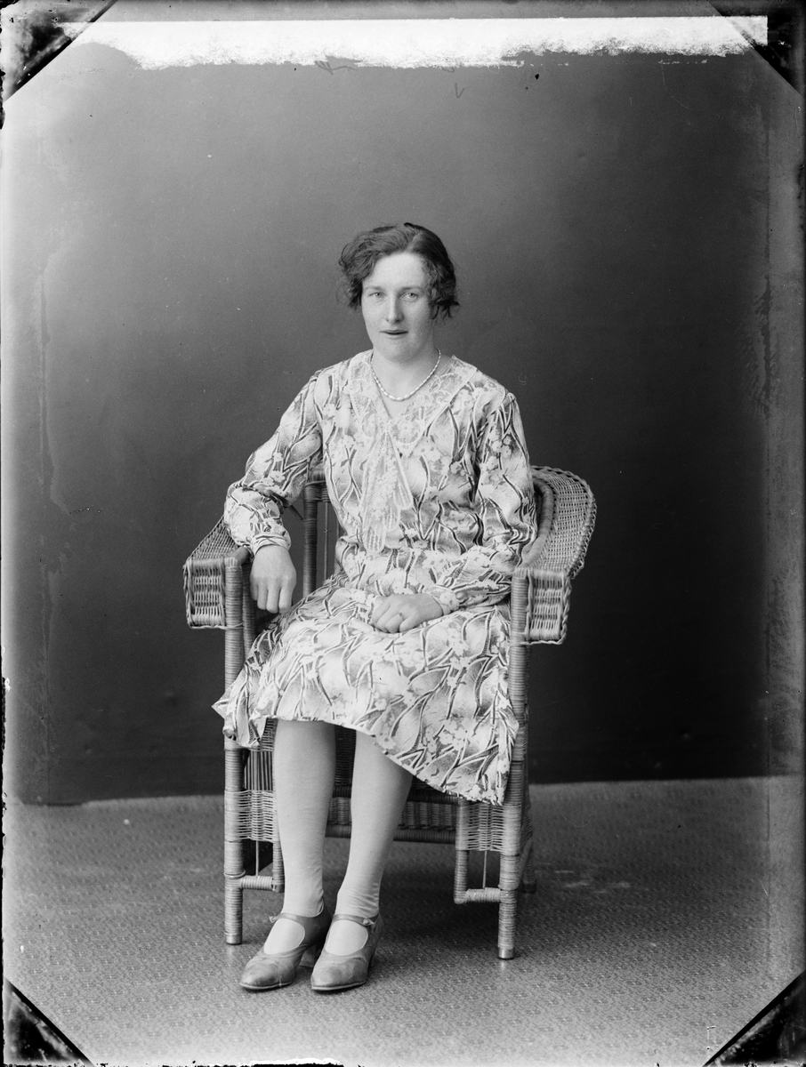 Skötsner-Edhlund, Ateljéporträtt - Elsa Karlsson från Malsättra , Harg socken, Uppland