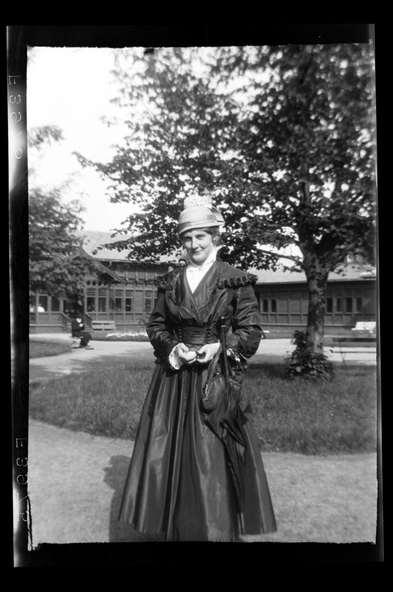 Rolf Sr. Sundt, Hilda Sundt står utenfor et trehotell.