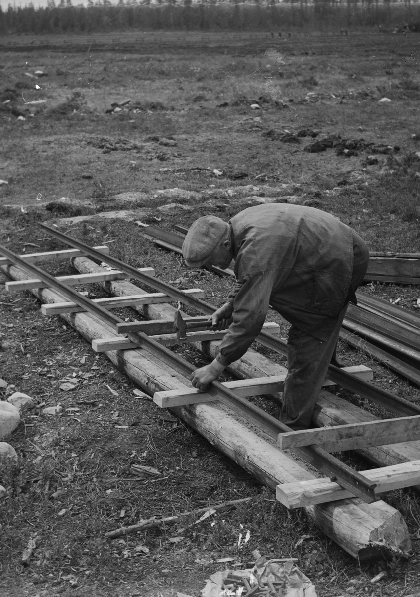 Anno Domkirkeodden, UKJENT MANN LEGGER SKINNER, SKINNEGANG, TORVMYR I LØTEN, TORVPRODUKSJON, 1943.