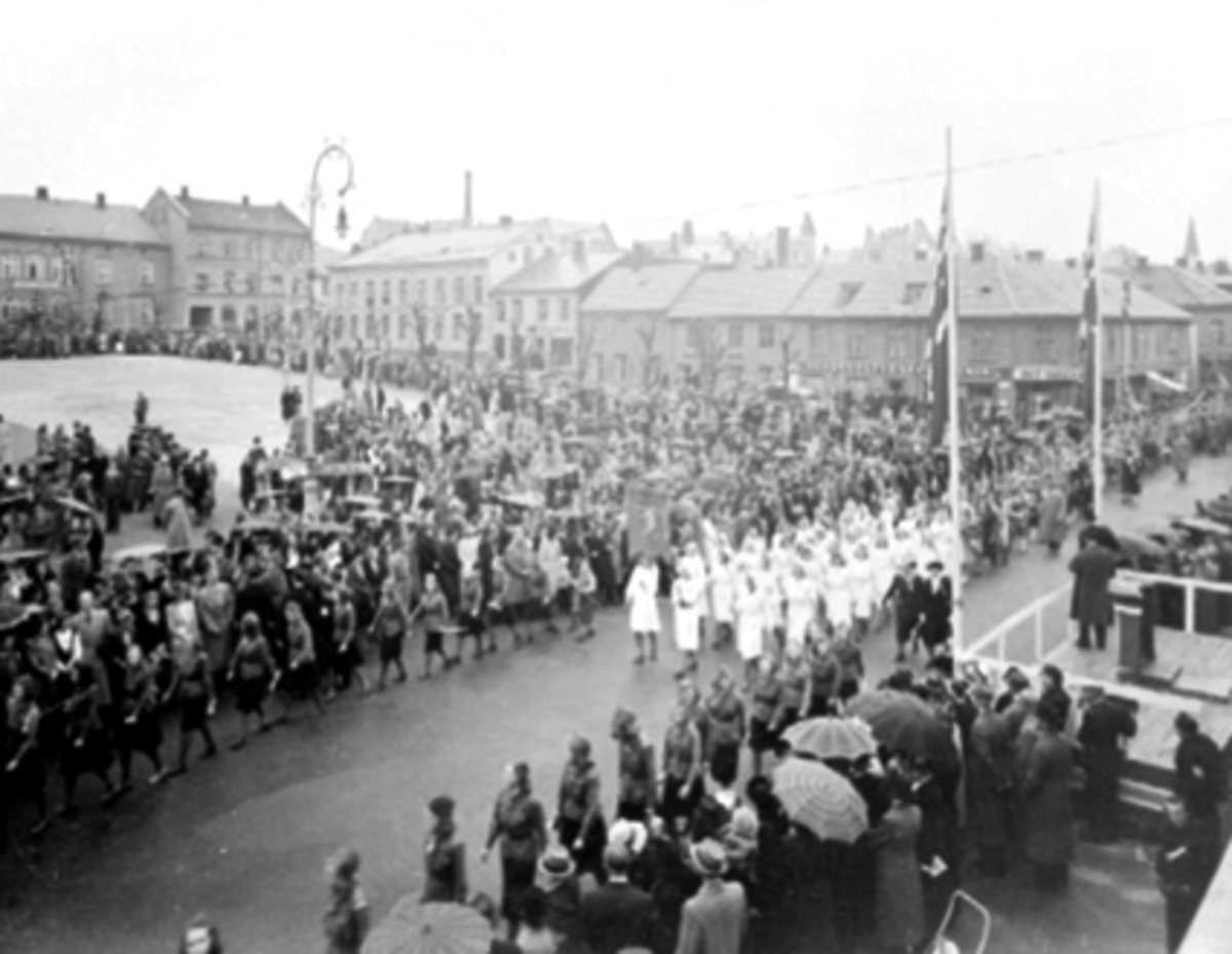 Anno Domkirkeodden, 17 MAI TOGET, STORTORGET, OPLANDSKE GJESTGIVERI, HUSMORSKOLELEVER