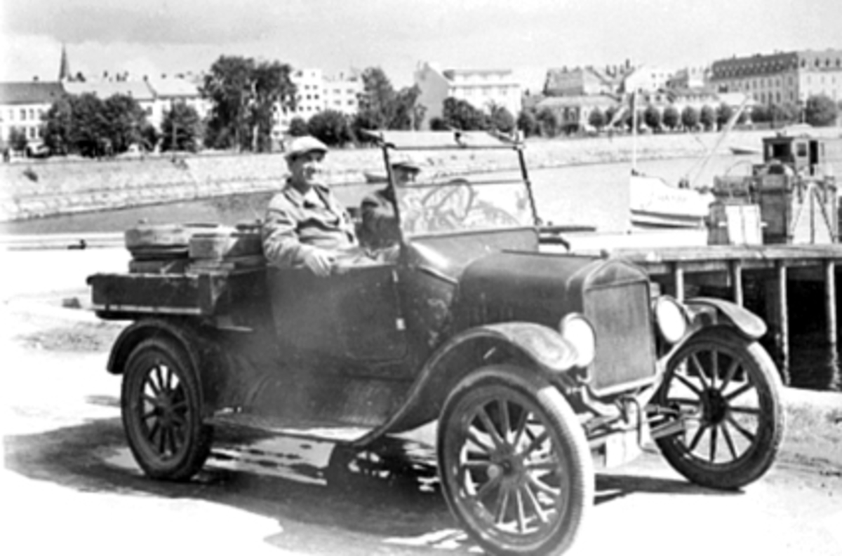 Anno Domkirkeodden, FORD T-MODELL, "REVY PER" PEDER PEDERSEN, ODDVAR SANDLI KJØRER, 1949