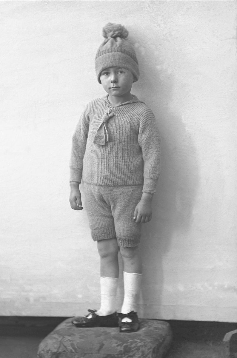 Gustav Borgen, Portrett, barn i strikket "matrosdress", med strikket genser, lue og knebukser.