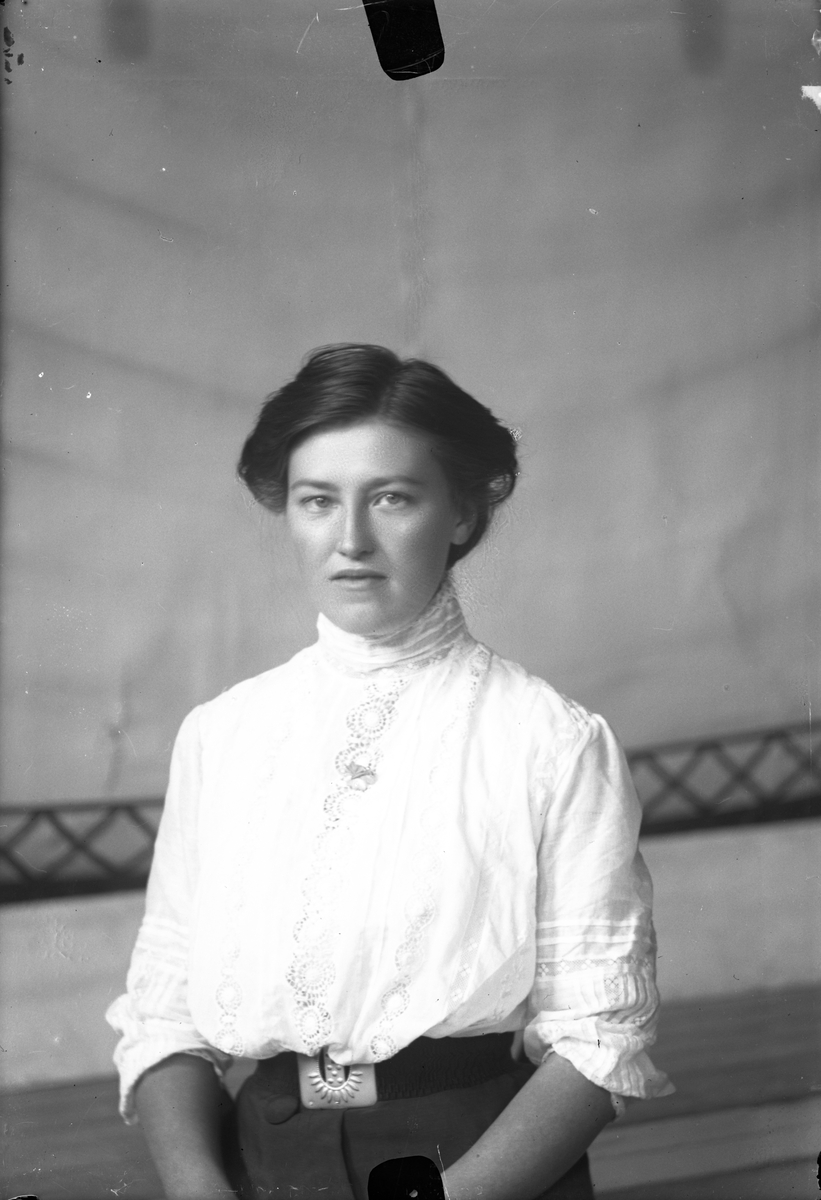 Oscar Holte, Portrett av kvinne