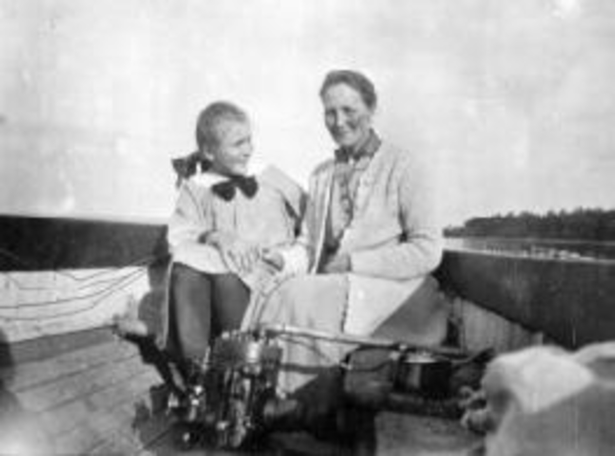 Anno Domkirkeodden, Åpen motorbåt på Mjøsa. Lærer ved Helgøya skole (1896-1934), Kristine Olsen f.1874 og tysk jente.
