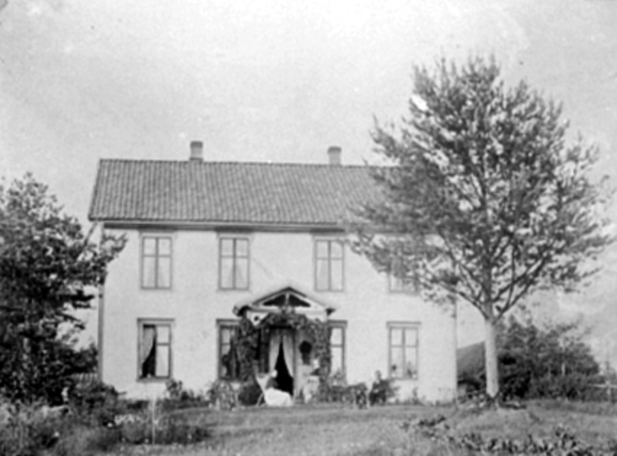 Anno Domkirkeodden, Eksteriør Fredheim, Vang. Oppført 1880 av baker Nils Klungseth, etter brannen av gården i byen. På bildet: Nils (1831-1924) og Johanne Klungseth (1841-1924) og Johanne sin mor Lisbet Kristoffersdatter.