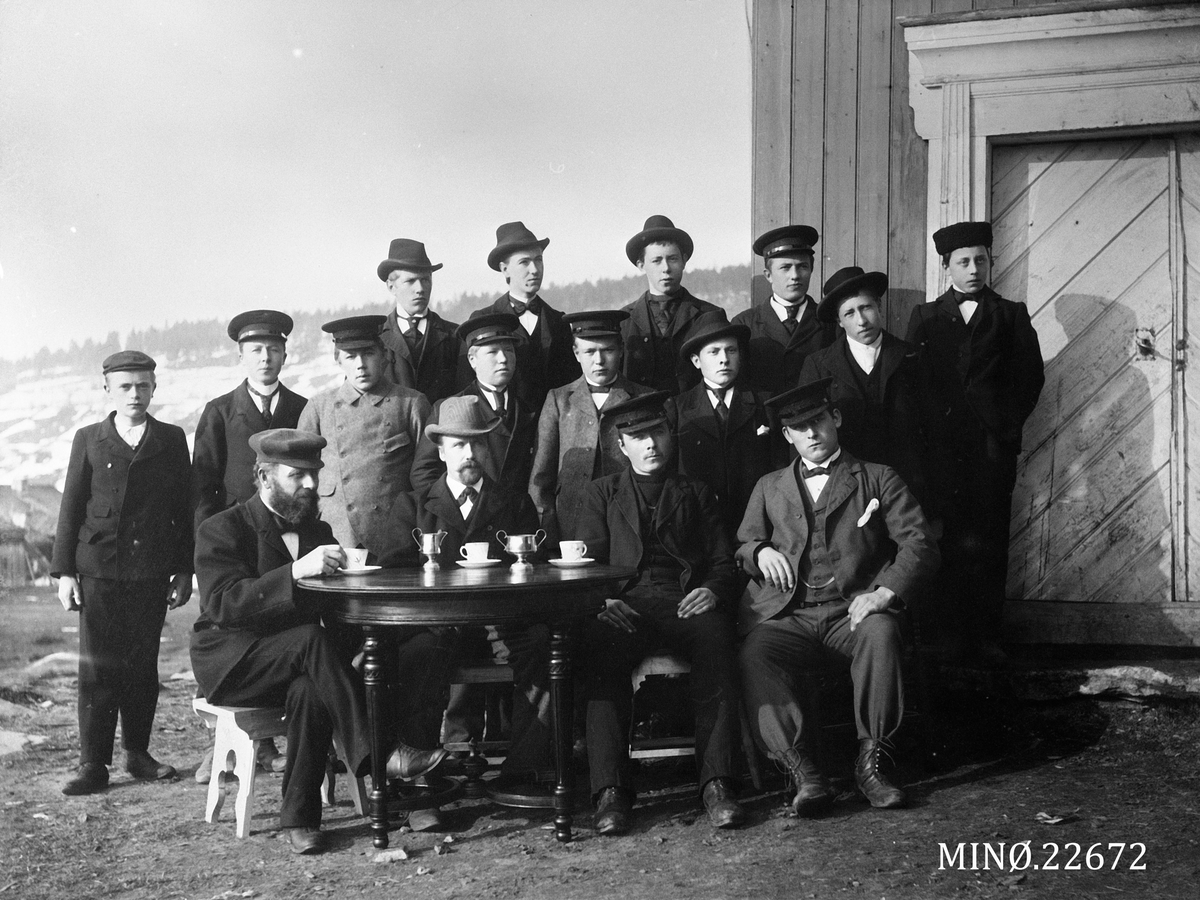 Iv. Olsen, Gruppebilde menn.