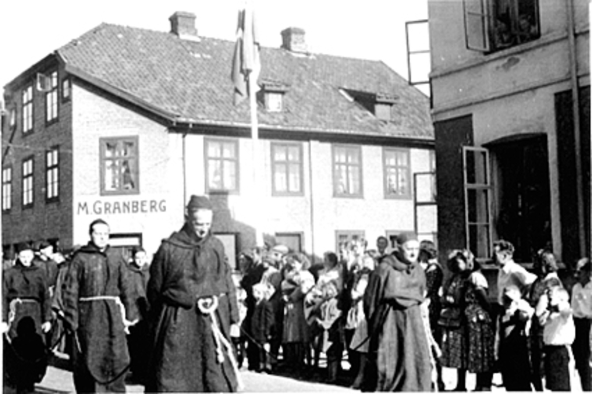 Anno Domkirkeodden, HISTORISK OPPTOG MED MUNKER, BYJUBILEET 1949