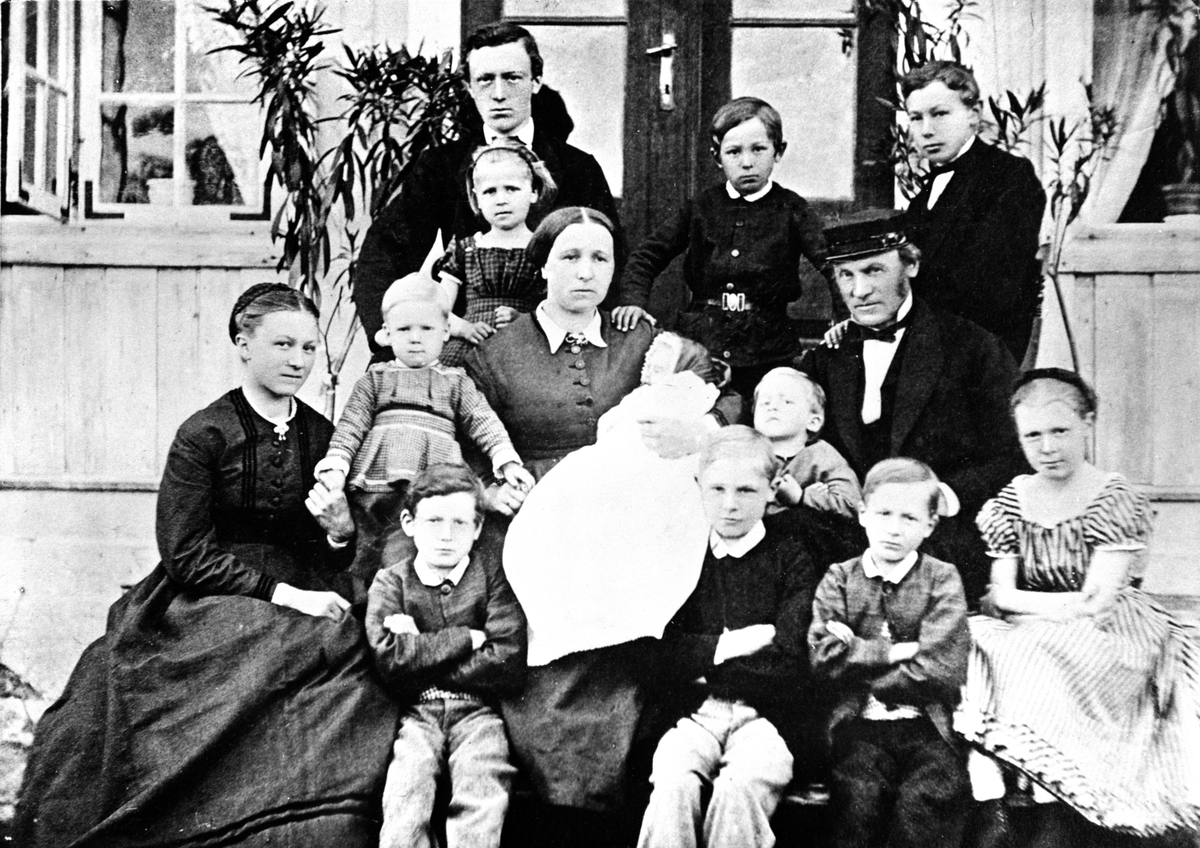 Anno Domkirkeodden, FAMILIEFOTO, GRUPPE 13, 1 RAD FRA VENSTRE CHRISTIAN PLATOU FØDT 1861, GABRIEL PLATOU FØDT 1858, EINAR PLATOU FØDT 1862, ANDRE RAD FRA VENSTRE OLGA PLATOU FØDT 1854 GIFT MURSTAD, WALDEMAR PLATOU FØDT 1868, ELISABETH PLATOU FØDT SEM 3/3-1833 MED DÅPSBARNET, ELISABETH PLATOU FØDT 1870 GIFT HAXTHOW, LU…