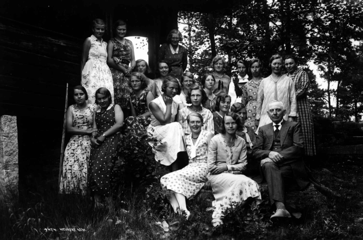 Hermann Christian Neupert, Berby gård, Idd, Østfold. Hagebruksskole for kvinner 1901-1938. Gruppebilde av elever og lærere. Tatt utendørs.