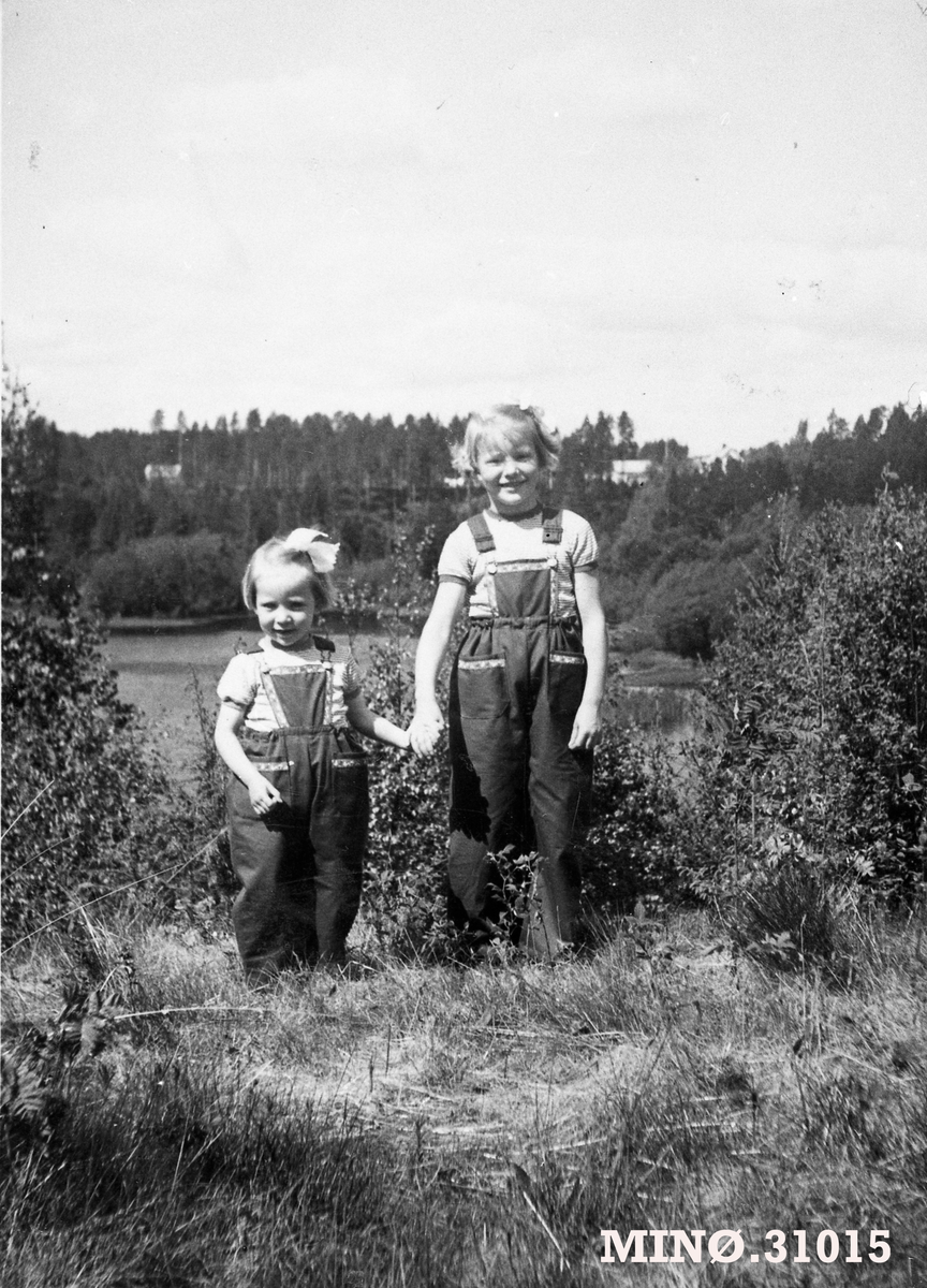 Ukjent, Søstrene Toril og Sigrun Rugsveen ved Jømnåa.