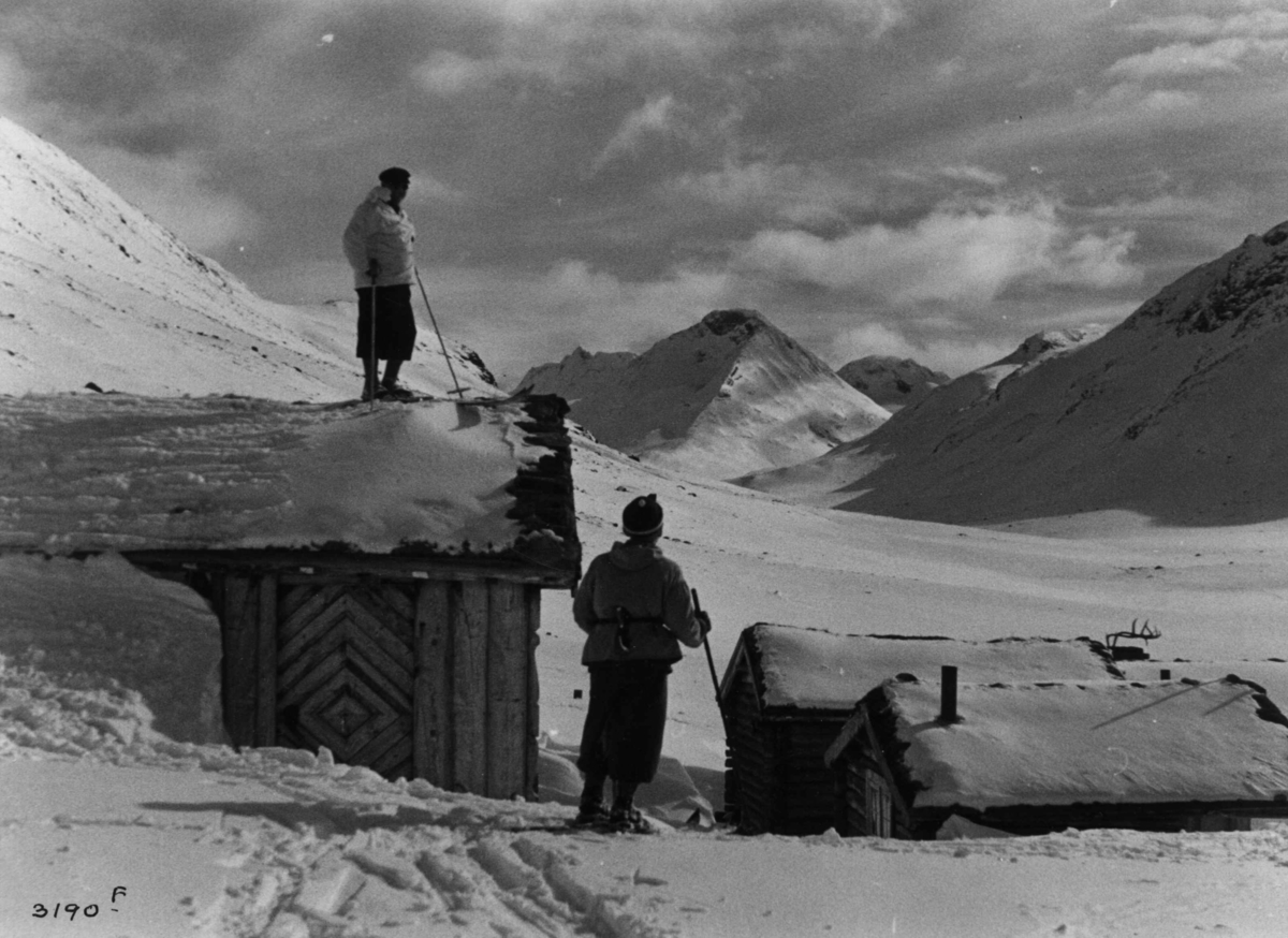 Anders Beer Wilse, Skiløper ved Spiterstulen i Visdalen i Jotunheimen med snødekte fjell.