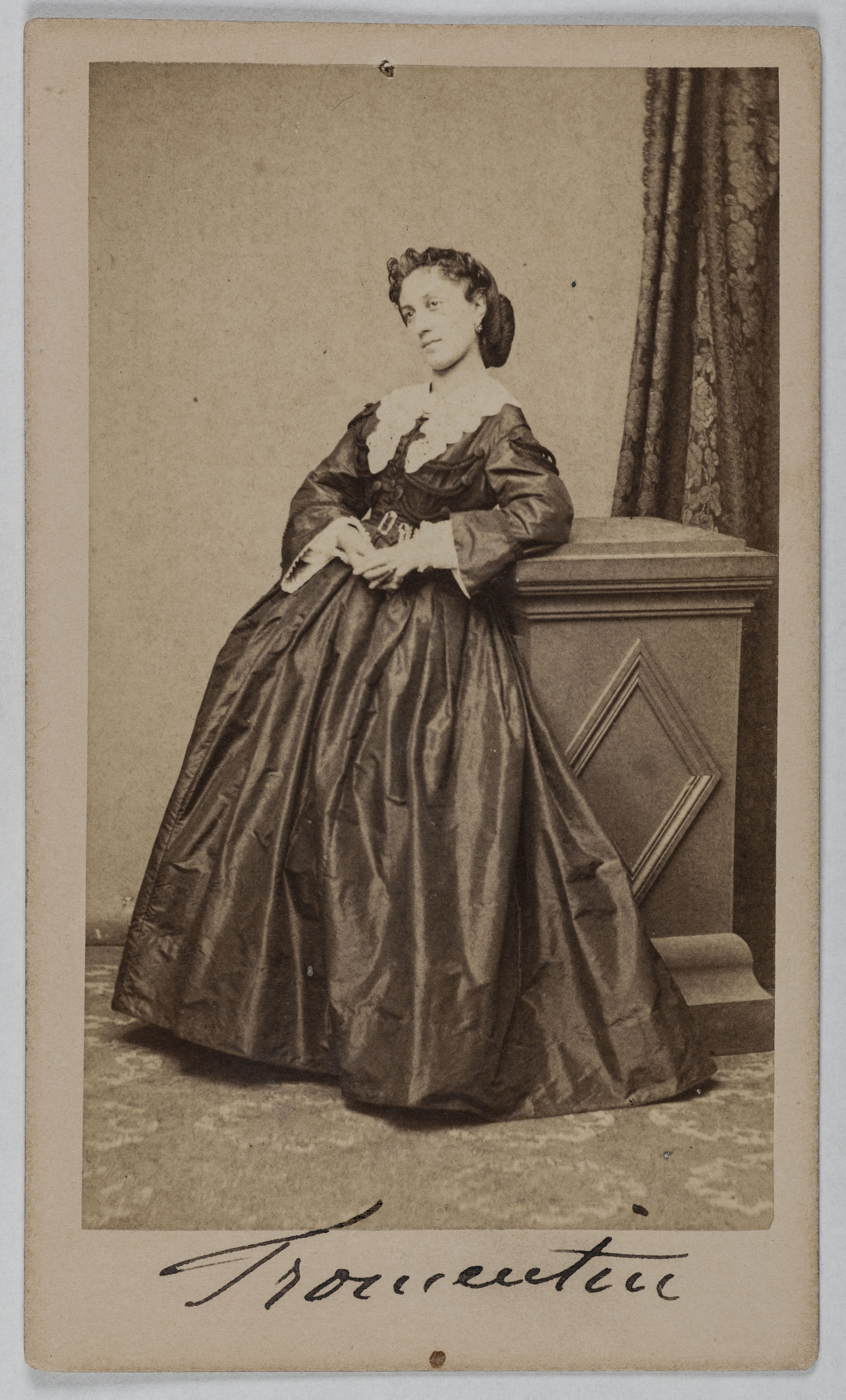 Ulric Grob, Portrait de Léontine Fromentin (L. Devaux), (1840-1887), (actrice)