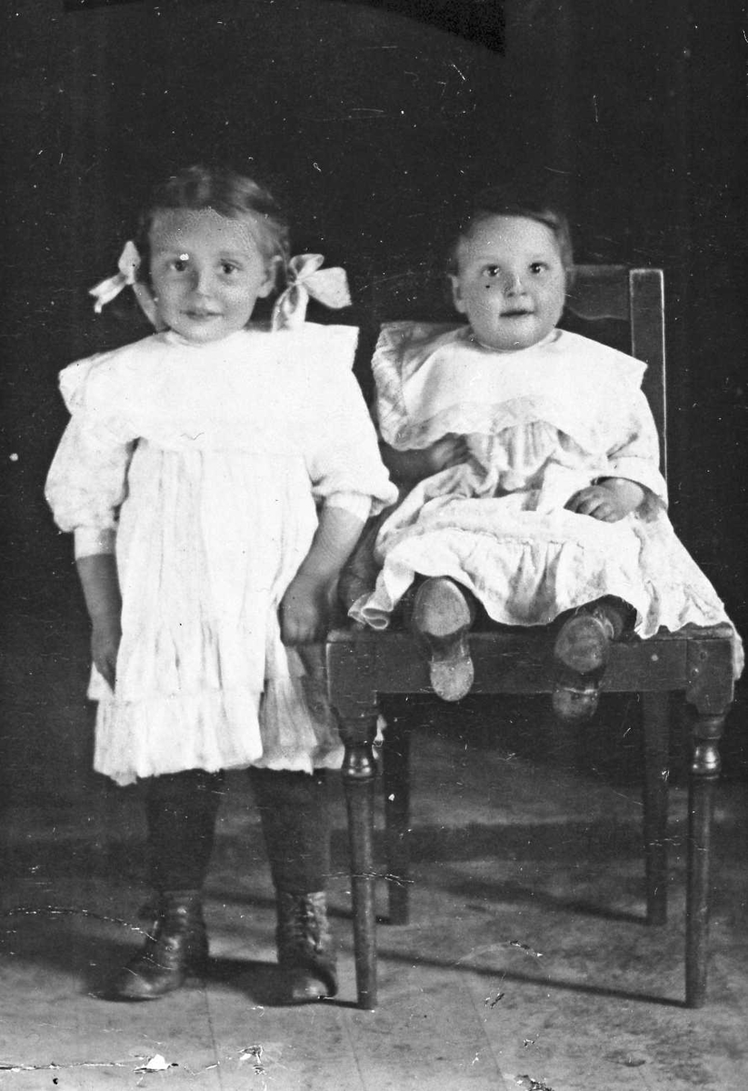 Oscar Holte, Portrett av to småjenter. Anna (20.8.1907-5.9.1990) og Olga (24.4.1909-) Myrhaug.