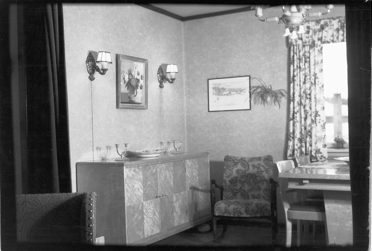 Håkon Prestkværn, Interiør, stue med stol og skap. Fotokonvolutt mrk. "Grensen jan. 1949"
