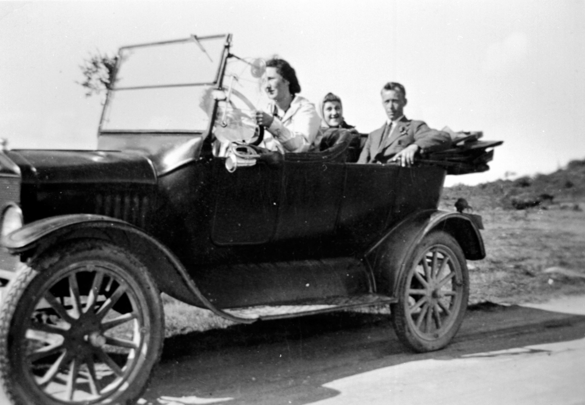 Anno Domkirkeodden, På biltur med Ford T 1923-25 modell, sjåfør er Ingeborg Haug, passasjerer er Edel Lund og Petter Brenden, Brøttum, Ringsaker.