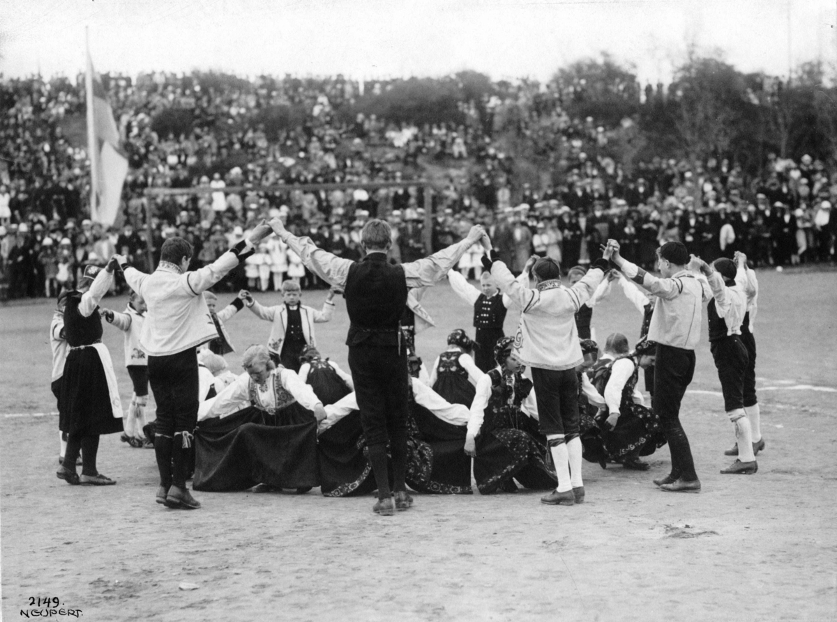 Hermann Christian Neupert, Folkedans. Oppvising på vårfest på Hovedøya, Oslo 1924. Barn og voksne. Publikum i bakgrunnen.